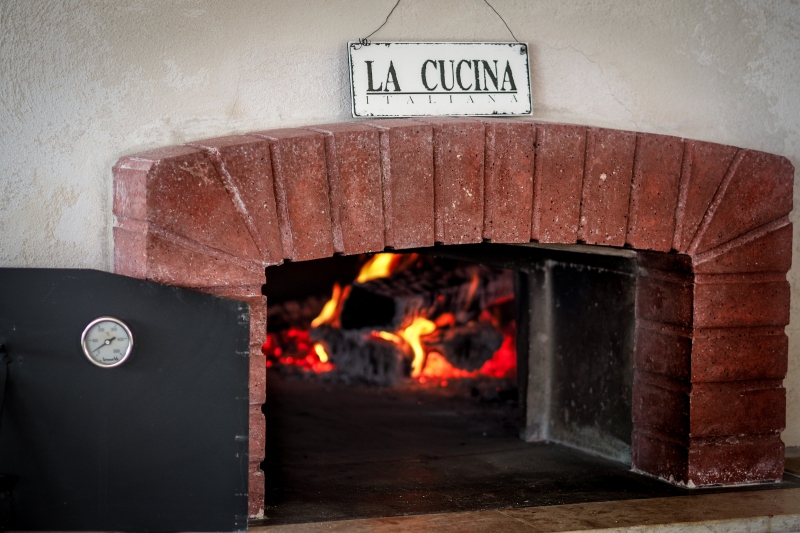 pizzeria-LE THORONET-min_pizza-oven-1344719